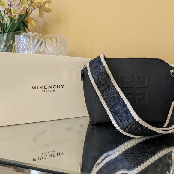 Givenchy pouch - Picture 5 of 16